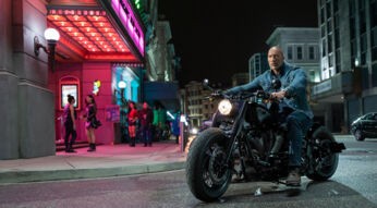 Dwayne Johnson sitzt auf einem Motorrad in einer Szene im Film "Fast & Furious Presents: Hobbs & Shaw."