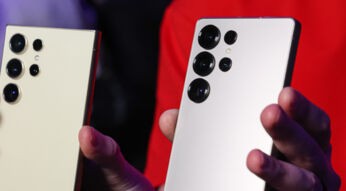 Das Galaxy S25 Ultra in zwei verschiedenen Ausführungen.