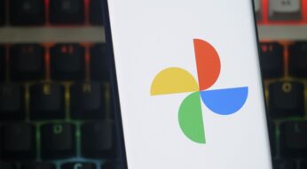 Das Symbol der "Google Fotos"-App ist auf dem Display eines Smartphones zu sehen.