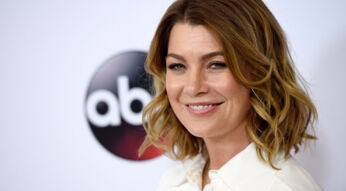 Nahaufnahme von Ellen Pompeo. Im Hintergrund ist das Logo des Senders abc zu sehen.