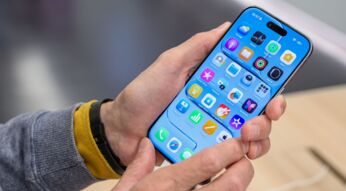Kunde hält ein iPhone-17-Modell in der Hand