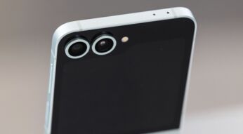 Blick auf die Rückseite des Klapp-Handys Galaxy Z Flip6