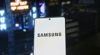 Smartphone mit Samsung-Logo wird in die Kamera gehalten.