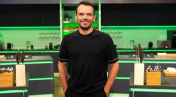 Koch Steffen Henssler posiert für "The Taste 2025" am Set für die Kamera.