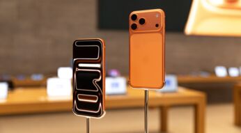 Das iPhone 17 Pro in Orange ist in einem Apple Store in Berlin ausgestellt