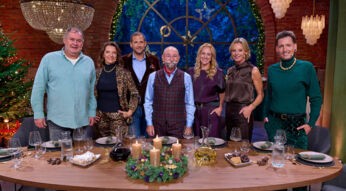 Horst Lichter, Walter Lehnertz, Wendela Horz, Julian Schmitz-Avila, Horst Lichter, Annika Raßbach, Susanne Steiger und Fabian Kahl stehen hinter einer festlich gedeckten Tafel und lächeln in die Kamera. Im Hintergrund ist ein großes geschmücktes Fenster sowie Weihnachtsdekoration zu sehen.