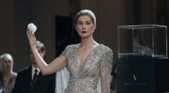 Rosamund Pike hält einen Edelstein hoch in einer Szene des Films "Die Unfassbaren 3"
