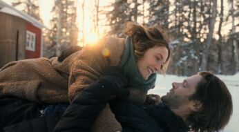 Leighton Meester als Hannah und Jared Padalecki als Jack im Netflix-Weihnachtsfilm "Guarding Stars".