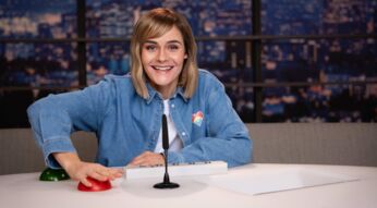 Hazel Brugger posiert mit einem roten Buzzer am Set von "LOL: Next"