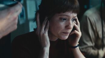 Leonie Benesch mit Kopfhörern in einer Szene des Films "September 5"