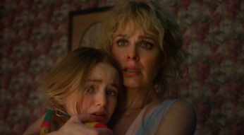 Nell Fisher (Holly Wheeler) und Cara Buono (Karen Wheeler) halten sich im Arm.