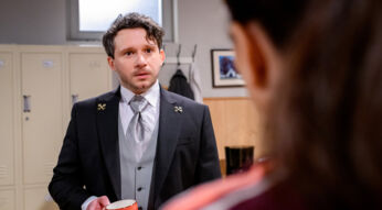 Fritz unterhält sich mit Lale.