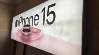 Werbetafel zum iPhone 15 am Grand Central Terminal in New York City.