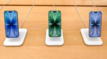 Drei iPhone-17-Smartphones stehen nebeneinander auf Präsentationsständern.