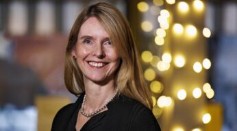 Krimiautorin Eva Almstädt posiert bei einer Lesung in Köln für die Kamera.