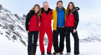 Luise Bähr, Robert Lohr, Sebastian Ströbel und Josephin Busch auf dem schneebedeckten Berg bei den Dreharbeiten für "Die Bergretter"-Staffel 18.