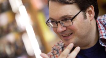 "Sturmlicht-Chroniken"-Autor Brandon Sanderson posiert für Fotograf:innen bei einem Besuch einer Sci-Fi-Convention in Barcelona.