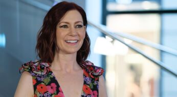 "Elsbeth"-Star Carrie Preston lächelt bei einem Interview in die Kamera.