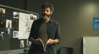 Isak Férriz steht in einer Szene von "Stadt der Schatten" vor einer Tafel