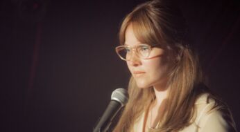 Sonja Gerhardt steht in "Ku'damm 77" vor einem Mikrofon