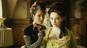 Madame Rossini (Justine del Corte) und Gwen (Maria Ehrich) in einer Szene aus dem Film "Smaragdgrün".