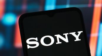 In dem Foto ist ein Handy zu sehen, auf dessen Display das Sony-Logo angezeigt wird.