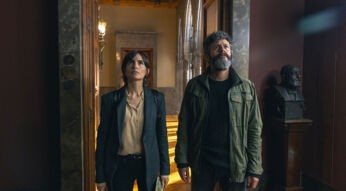 Verónica Echegui als Rebeca Garrido, Isak Férriz als Milo Malart in Folge 2 von „Stadt der Schatten“.