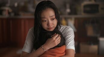 Kim Da-mi (als Gu An-na) umarmt ihr Kind in "The Great Flood".