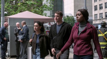 Produktionsstandbild von Luciane Buchanan, Gabriel Basso und Amanda Warren aus Folge 210 von „The Night Agent“.