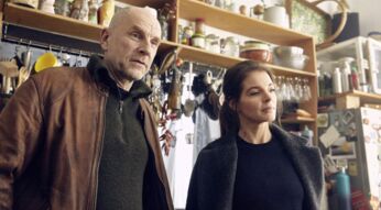 Götz Schubert und Yvonne Catterfeld befragen in einer Szene von "Wolfsland" eine Zeugin.