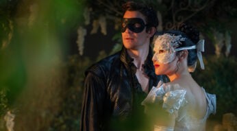 Auf dem Bild in dem Artikel zu den Serien 2026 sind zwei maskierte Figuren aus Bridgerton Staffel 4 zu sehen.