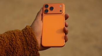 Mann hält mit seiner Hand das iPhone 17 Pro Max in die Kamera.