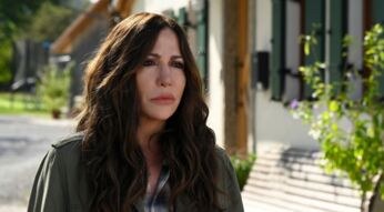 Simone Thomalla blickt in "Frühling" ernst zur Seite.