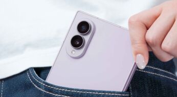 Junge Frau steckt das zugeklappte Foldable Galaxy Z Fold8 in die Hosentasche.