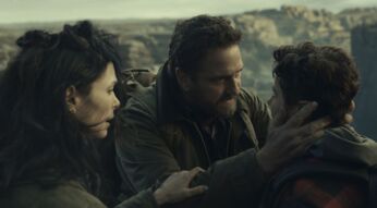 Morena Baccarin, Gerard Butler und Roman Griffin Davis in einer Szene von "Greenland 2".