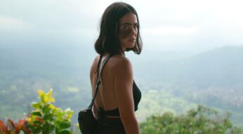 Cassandra Naud schaut in einer Szene von "Influencer 2" nachdenklich in die Kamera.