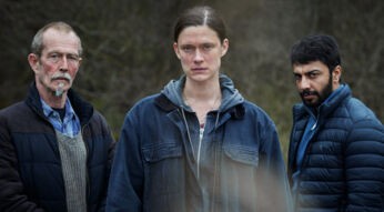 Peter Gantman als Elis, Krista Kostonen als Dani und Mohammed Nour Oklah als Malik in der Netflix-Miniserie "Land der Sünde".