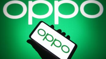 Hand hält Smartphone mit OPPO-Logo auf Bildschirm hoch