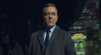 James Nesbitt schaut in einer Szene von "Suche mich nicht" in die Ferne.