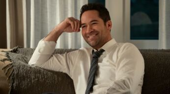 Manuel Garcia-Rulfo sitzt als Anwalt Mickey Haller in einer Szene von "The Lincoln Lawyer" auf dem Sofa.