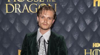 Tom Glynn-Carney posiert bei der Premiere von Staffel 2 von "House of the Dragon" auf dem Roten Teppich.