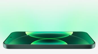 Das Xiaomi 17 in Schwarz liegt flach auf einer weißen Oberfläche.