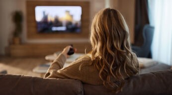 love-island-vip-2026-featured-frau-fernseher