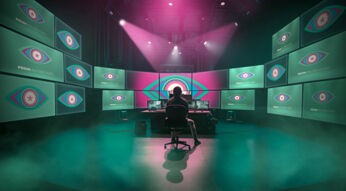 In diesem Bild zur Show Promi Big Brother sitzt eine Person in einem abgedunkelten Regieraum vor einer riesigen Monitorwand. Auf allen Bildschirmen ist das ikonische Auge-Logo von Promi Big Brother zu sehen. Die Szene ist in grünliches Licht und Nebel getaucht, darüber strahlen dramatische pinke Scheinwerfer – die Stimmung wirkt geheimnisvoll und überwachend.