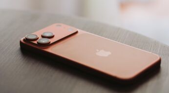 iPhone 17 Pro Max in Orange liegt auf einem Holztisch.