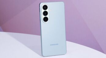 Das Handy Samsung Galaxy S26 in der Farbe Sky Blue.