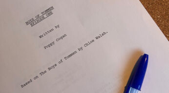 Auf dem Bild in dem Artikel zur Binding 13-Serie ist das Skript zur ersten Episode von Boys of Tommen zu sehen.