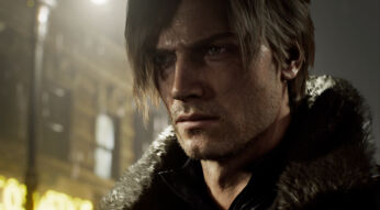 Auf dem Bild aus dem Resident Evil Requiem Test ist Leon S. Kennedy in einer intensiven Nahaufnahme zu sehen. Sein Gesicht wirkt angespannt und entschlossen, feine Narben und Bartstoppeln sind deutlich erkennbar. Er trägt eine dunkle Jacke mit Fellkragen. Das warme, gedämpfte Licht im Hintergrund verstärkt die düstere, ernste Atmosphäre der Szene.