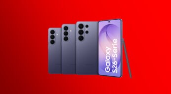 Die gesamte Samsung Galaxy S26-Serie ist abgebildet. Die drei Modelle S26, S26+ und S26 Ultra stehen nebeneinander aufgereiht in der Farbe Cobalt Violet.