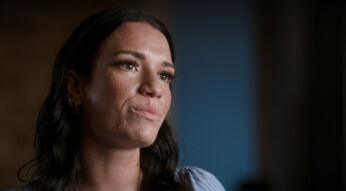 Ein Freund, ein Mörder: Frau im Interview, blickt nachdenklich nach oben – emotionale Szene aus einer True-Crime-Dokumentation über einen Mordfall.